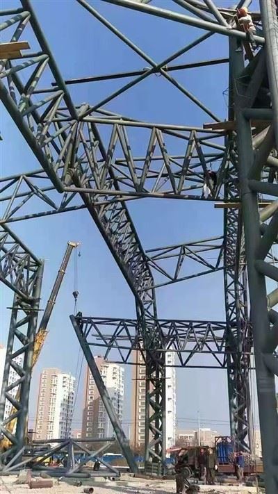 Крыша стадиона из сборных стальных конструкций